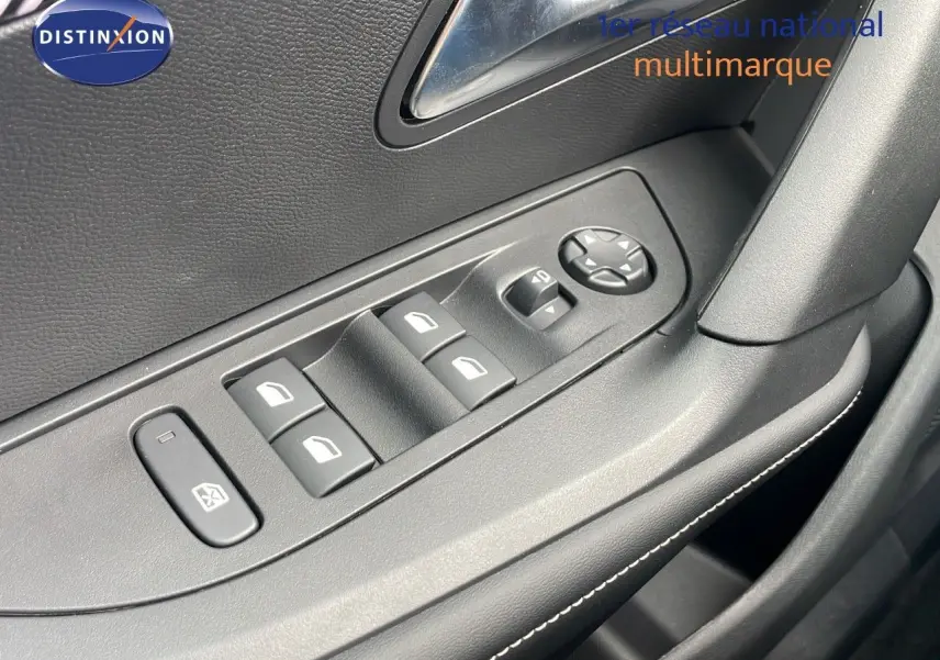 Gros plan sur les commandes des vitres électriques et rétroviseurs côté conducteur d'une Peugeot 2008 2024.