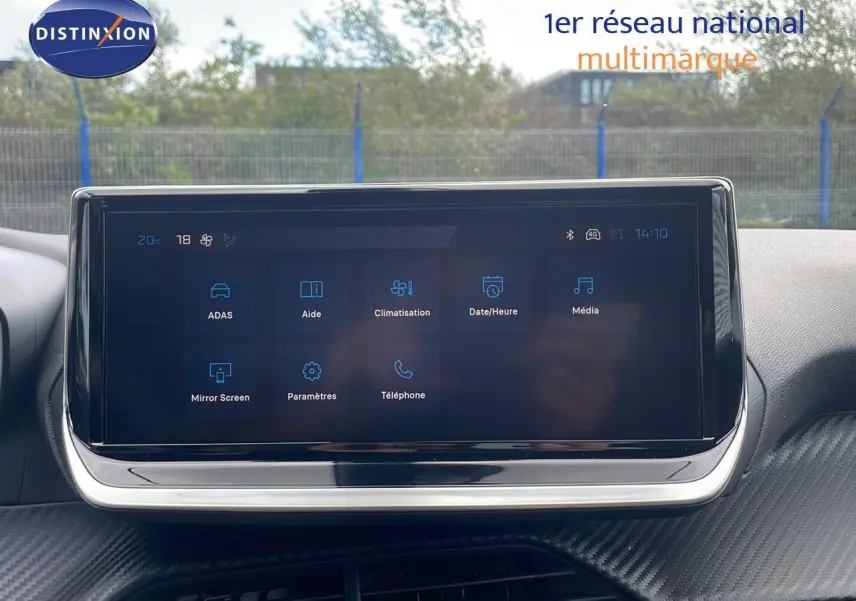 Écran tactile central affichant les menus de climatisation et multimédia dans l'habitacle d'une Peugeot 2008 2024.