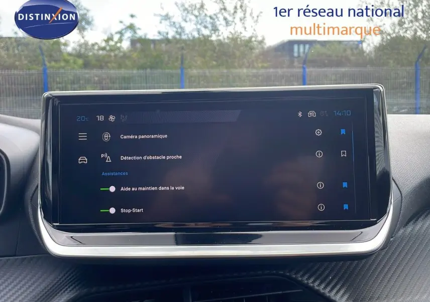 Écran tactile central du Peugeot 2008 2024 bleu Vertigo Metal, affichant les aides à la conduite et la climatisation.