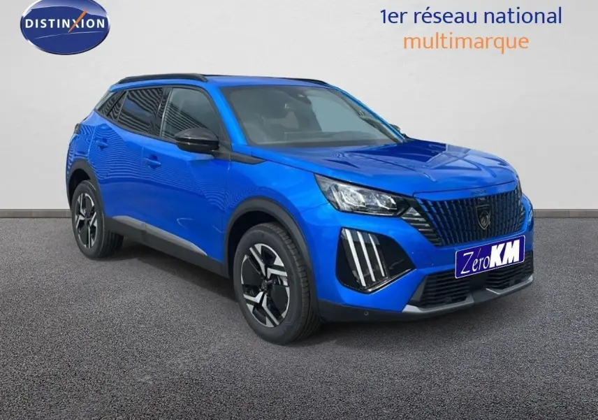 Peugeot 2008 bleu Vertigo métal en 3/4 avant droit, avec calandre noire et jantes bi-ton distinctives.