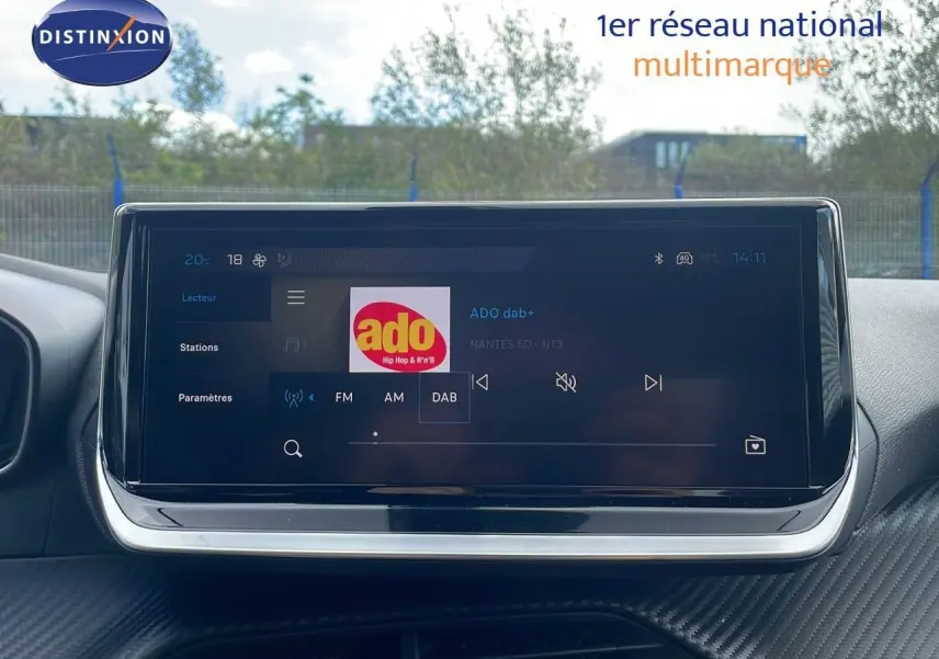 Écran tactile central du Peugeot 2008 2024 affichant la radio DAB+ dans un intérieur moderne.