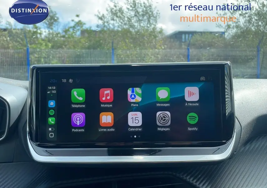 Tablette tactile centrale affichant des applications connectées dans l'habitacle d'une Peugeot 2008 2024.