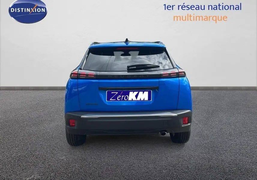 Vue arrière d'un Peugeot 2008 1.2 PureTech 100ch bleu Vertigo Metal, avec feux LED et hayon fermé.
