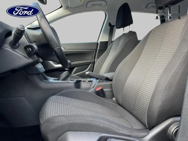 Intérieur avant de la Peugeot 308 SW 1.5 BlueHDi 2021, sièges tissu gris avec volant cuir multifonction visible