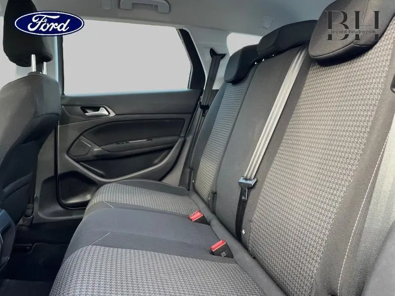 Vue intérieure du siège arrière en tissu gris avec ceintures de sécurité, côté gauche du Peugeot 308 SW 2021