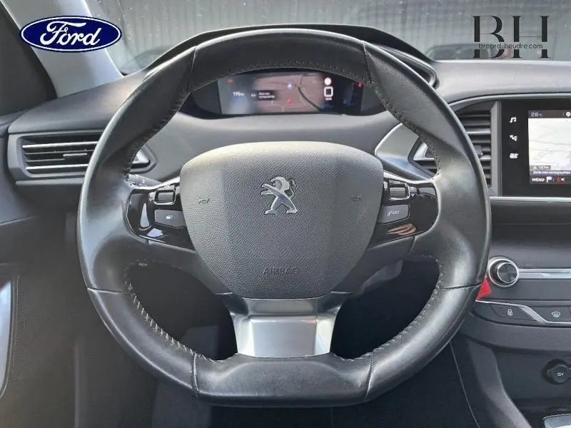 Volant cuir multifonction Peugeot 308 SW 2021 vu de face avec tableau de bord numérique et écran tactile à droite.