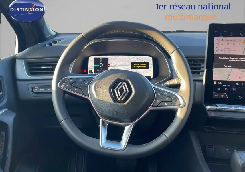 Vue frontale du volant de Renault Captur E-Tech hybride 2025 avec tableau de bord numérique et écran tactile central.