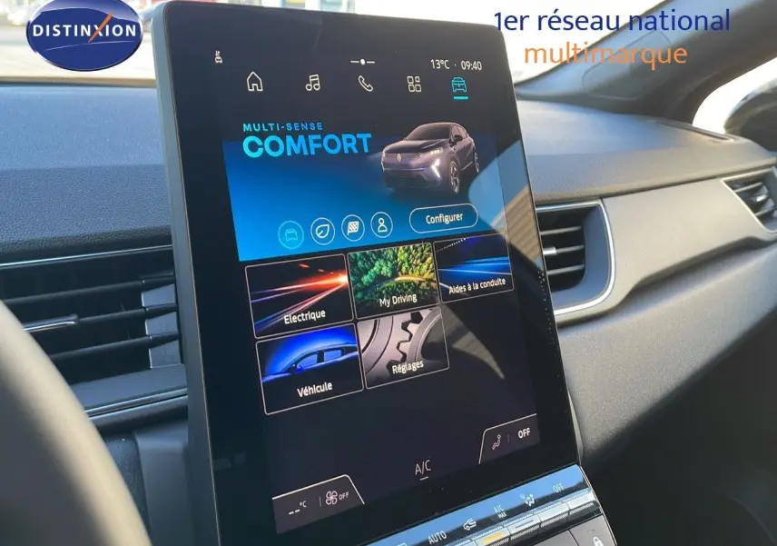 Écran tactile central du tableau de bord du Renault Captur E-Tech Hybrid 2025, ambiance intérieure moderne.