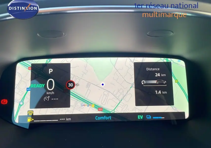 Affichage numérique du tableau de bord du Renault Captur E-Tech hybride 2025 avec navigation et indicateurs de conduite.
