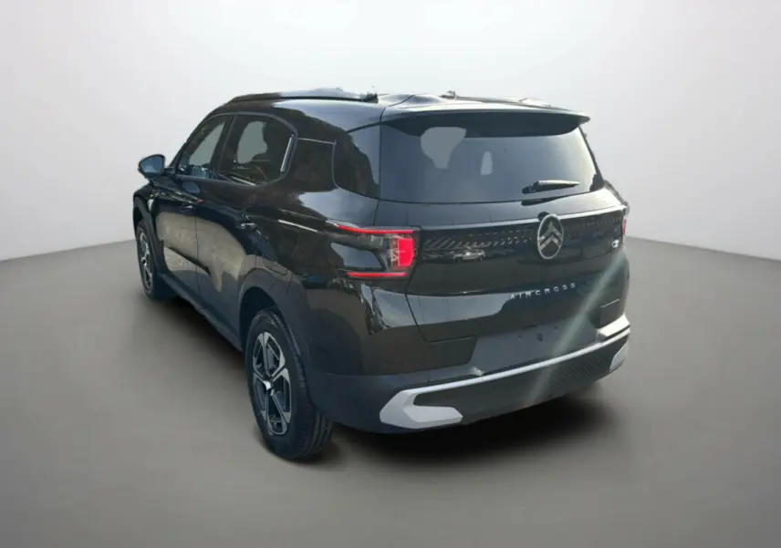 Vue 3/4 arrière droite du Citroën C3 Aircross noir perla nera avec feux LED et jantes alu 17 pouces visibles.