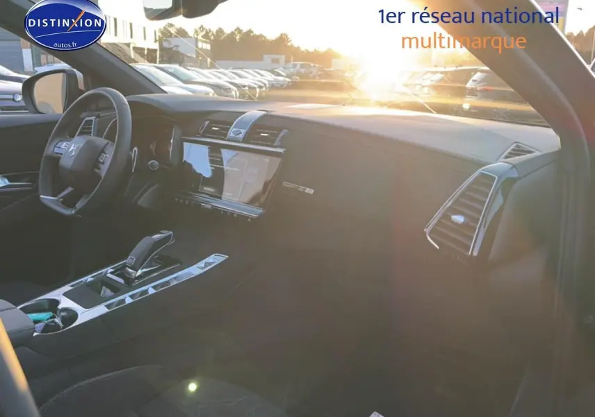 Intérieur du DS7 1.5 BlueHDi 130 Performance Line 2026, vue côté passager avec tableau de bord et écran tactile noir.