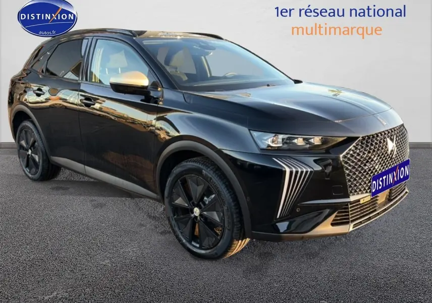 DS7 1.5 BlueHDi 130 Performance Line noir, vue 3/4 avant droit avec calandre distinctive et jantes noires.