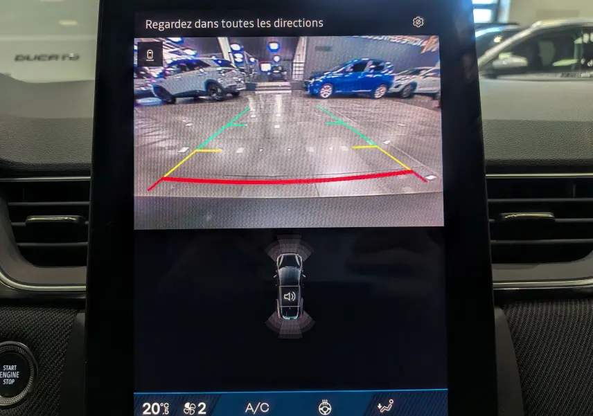 Écran de caméra de recul du Renault Symbioz gris Cassiopé, affichant les lignes de guidage colorées en intérieur.