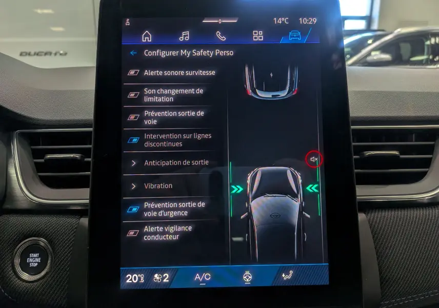 Écran tactile central du Renault Symbioz E-TECH 2026 affichant les réglages d'aide à la conduite, intérieur noir.