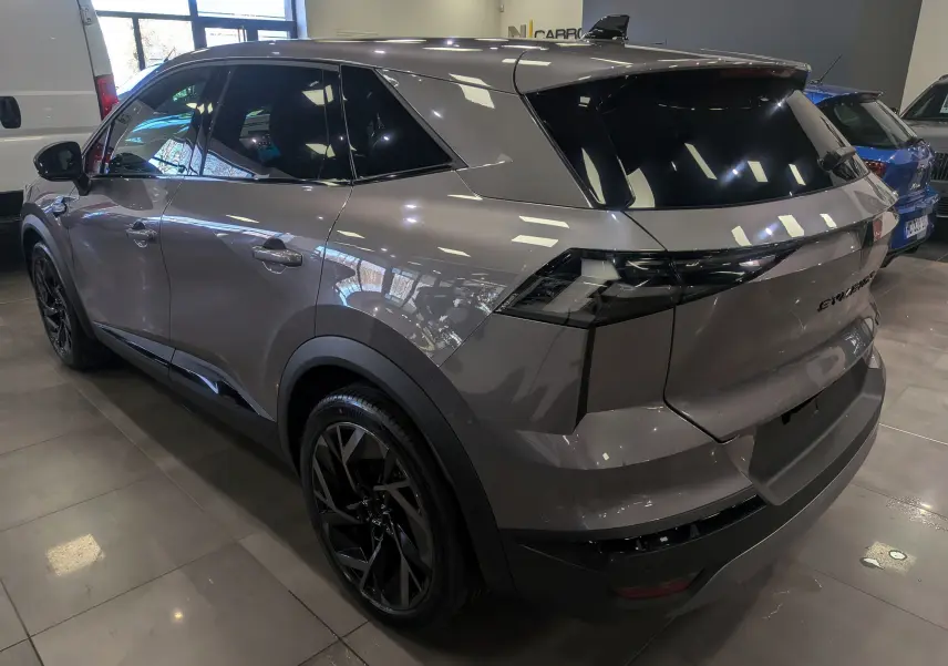 Vue 3/4 arrière droite du Renault SYMBIOZ gris Cassiopé avec vitres teintées et jantes noires biton.