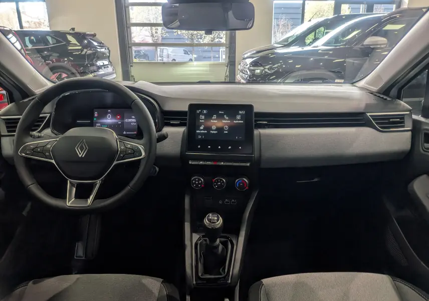 Vue intérieure avant de la Renault Clio V Blue dCi 100 Evolution, tableau de bord moderne avec écran tactile et volant multifonction.