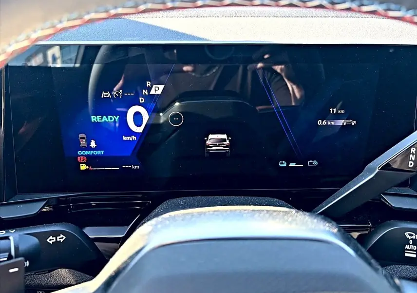 Vue rapprochée du tableau de bord numérique du Renault Austral noir, affichant la vitesse et les modes de conduite.