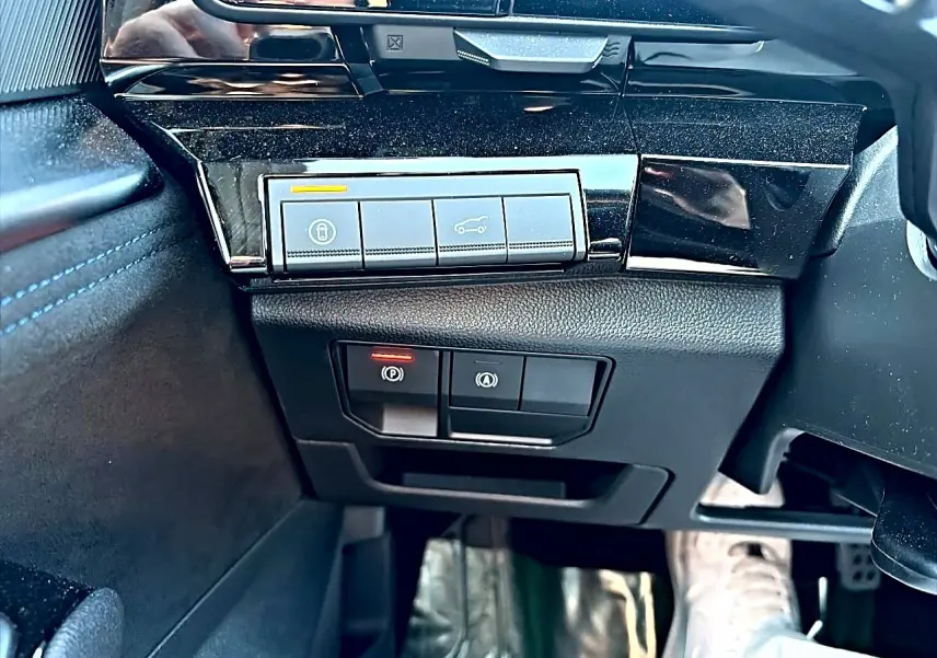 Vue rapprochée côté gauche du tableau de bord noir brillant avec commandes de verrouillage et frein électrique du Renault Austral 2026.