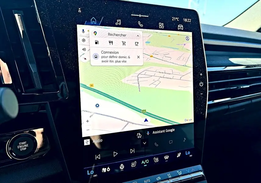 Gros plan sur l'écran tactile central du tableau de bord du Renault Austral noir, affichant la navigation GPS.