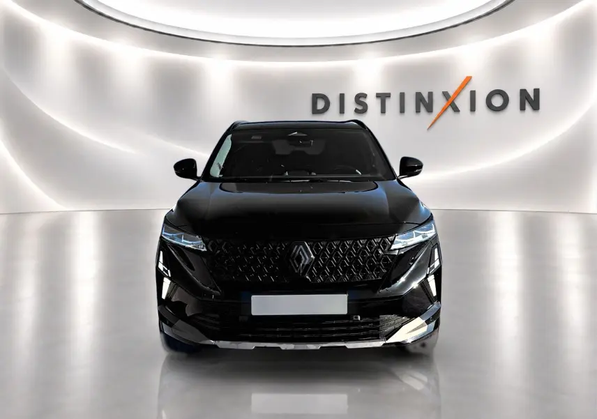 Vue de face du Renault Austral noir avec calandre distinctive et éclairage LED, dans un showroom lumineux.