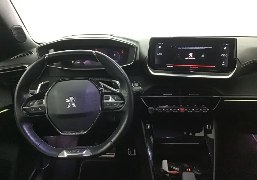 Intérieur Peugeot 2008 GT 2021 vue du poste de conduite, volant compact cuir noir et écran tactile central lumineux.