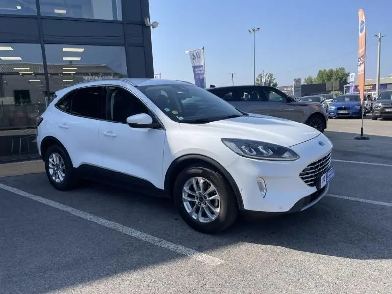 Ford Kuga blanc 2020 en 3/4 avant droit, avec calandre chromée et jantes alliage visibles.