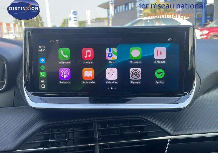 Écran tactile central affichant les applications Apple CarPlay dans l'habitacle d'une Peugeot 2008 Hybride 2025.
