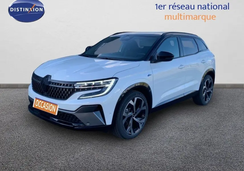 Renault Austral 2024 blanc métal avec toit noir, vue 3/4 avant droit, jantes alliage et calandre moderne.