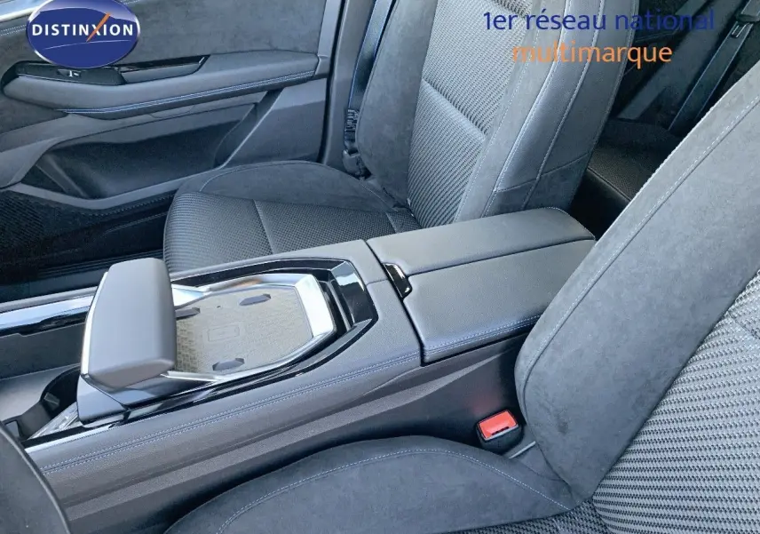 Gros plan sur la console centrale et les sièges noirs en tissu du Renault Austral 2024 finition Iconic Esprit.