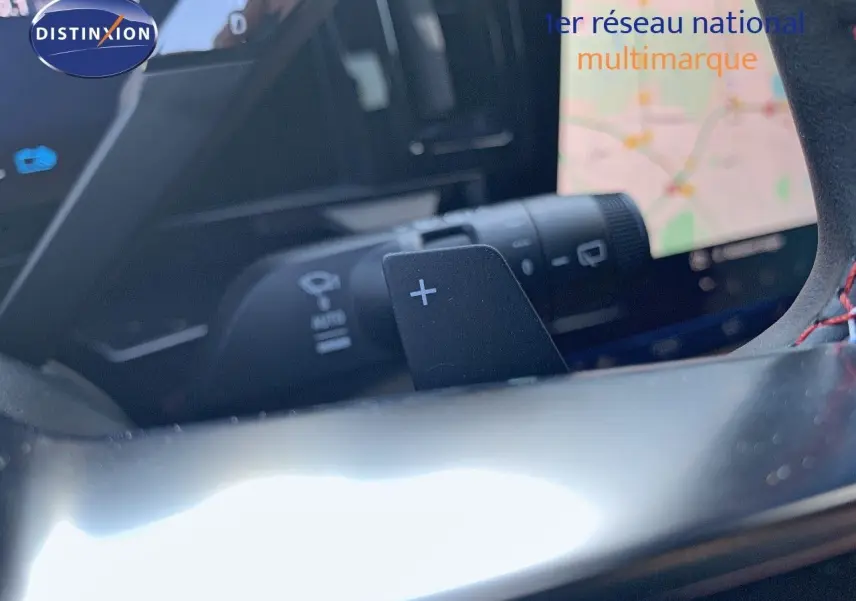 Gros plan sur la palette de changement de vitesse droite du volant d’un Renault Austral blanc métal 2024 hybride.