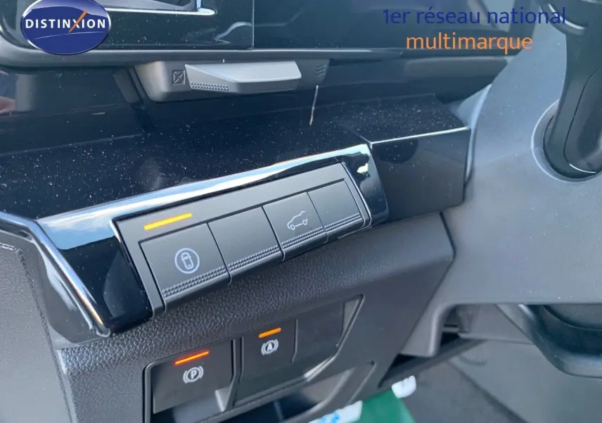 Détail des commandes sur la console côté gauche du tableau de bord d'un Renault Austral blanc métal toit noir 2024.