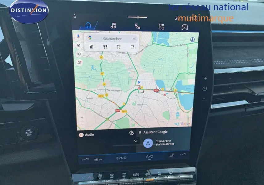 Écran tactile central avec navigation GPS dans l'habitacle du Renault Austral blanc métal toit noir, version hybride 2024.