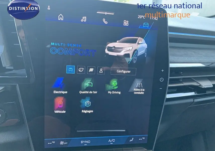 Écran tactile central du Renault Austral 2024 montrant les réglages de conduite en mode confort, intérieur moderne noir.