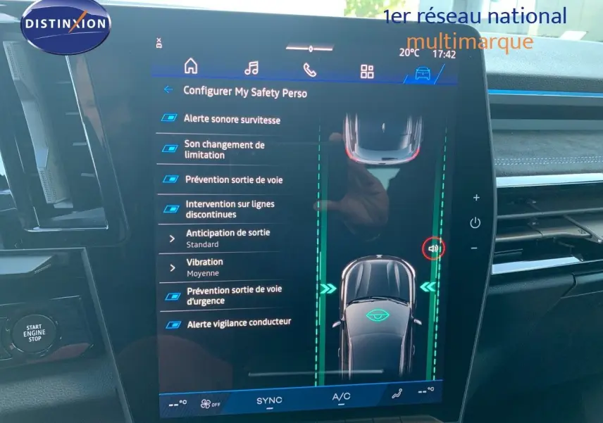 Écran tactile central du Renault Austral 2024 blanc métal, affichant les options d'aide à la conduite en intérieur.