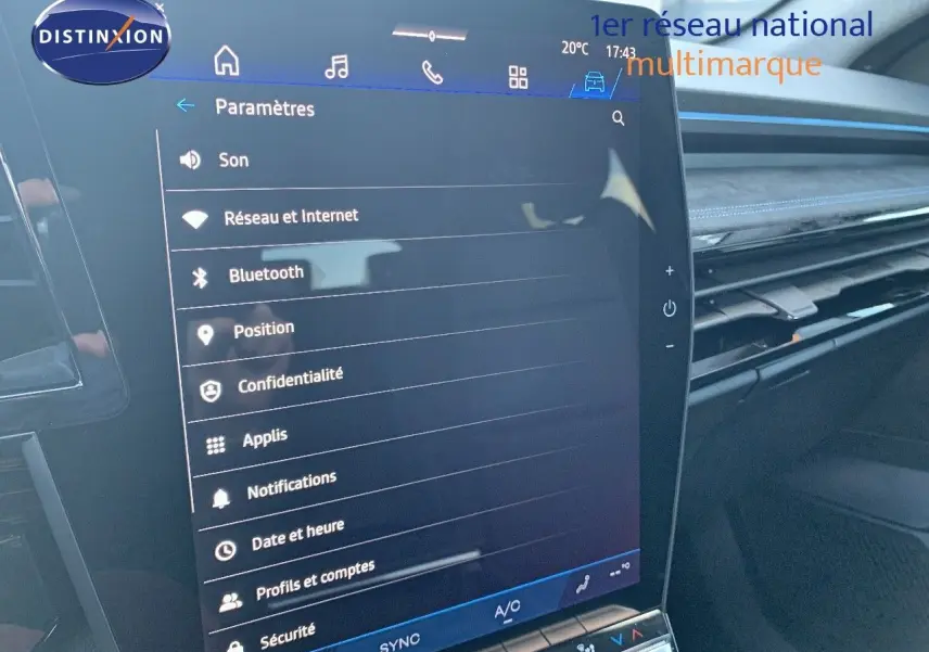 Écran tactile central affichant les paramètres du système multimédia dans l'habitacle d'un Renault Austral blanc métal toit noir.