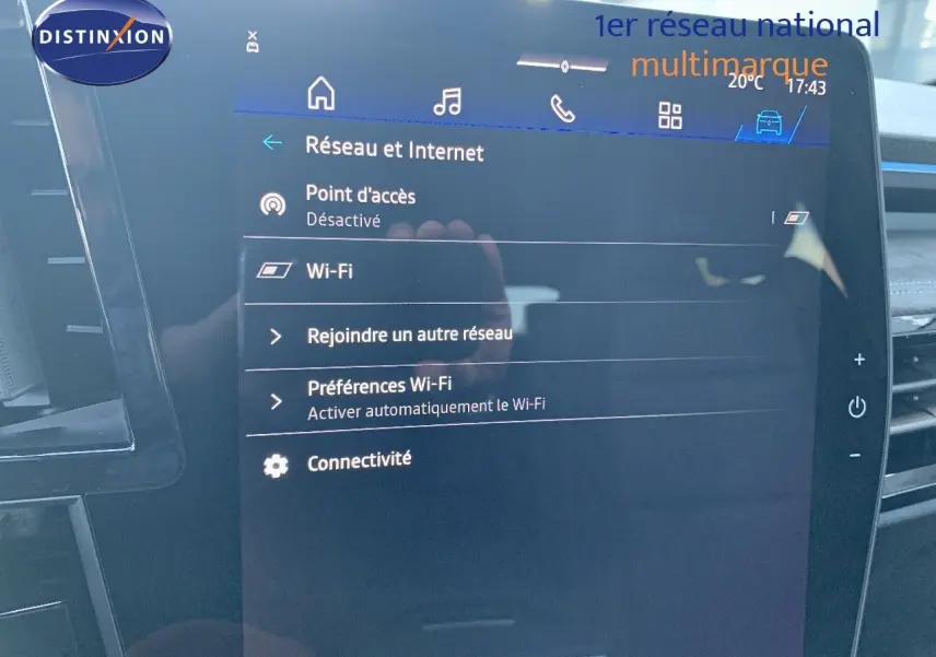 Écran tactile central du Renault Austral 2024 affichant les options Wi-Fi et réseau dans un intérieur moderne.