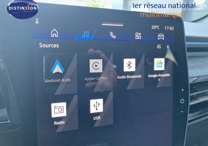 Écran tactile multimédia intérieur du Renault Austral 2024 avec interface Android Auto et Apple CarPlay visible
