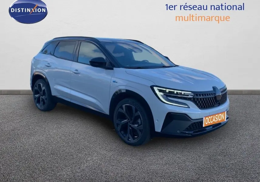 Renault Austral hybride blanc métal avec toit noir, vue 3/4 avant droit mettant en valeur ses jantes noires et phares LED.