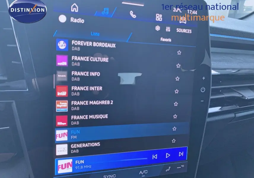 Écran tactile central du tableau de bord du Renault Austral 2024 affichant la liste des stations radio numériques.