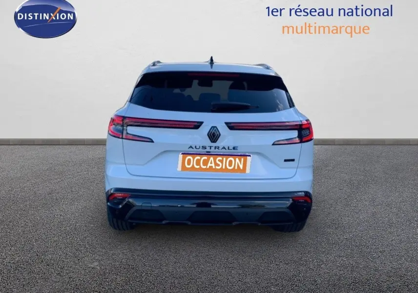 Vue arrière d'un Renault Austral blanc métal avec toit noir, feux LED étirés et plaque "OCCASION" visible.