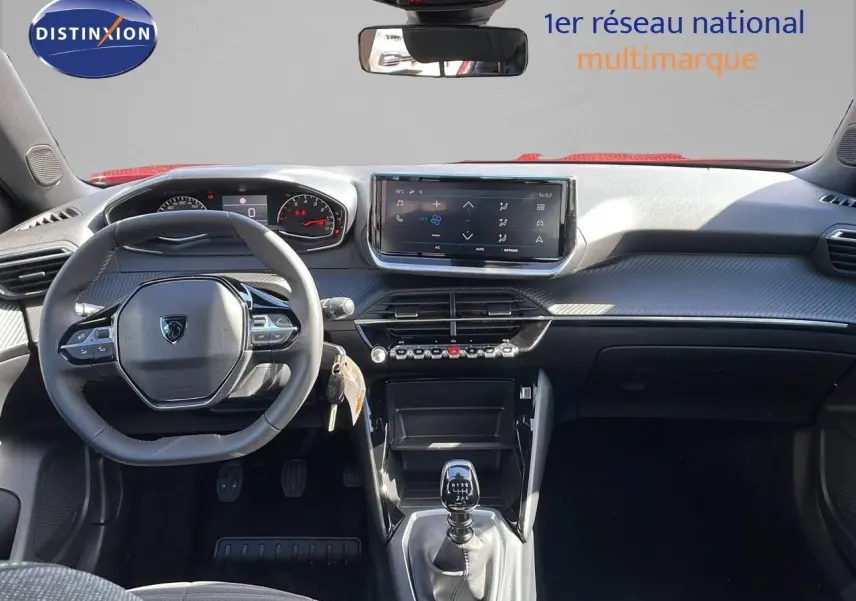 Intérieur moderne du Peugeot 2008 2025 avec tableau de bord noir et écran tactile central, volant compact et boîte manuelle.