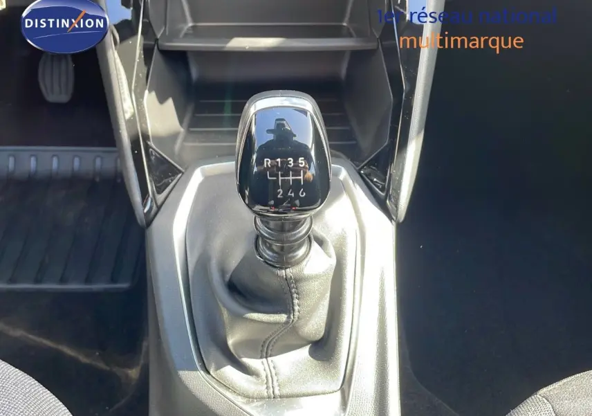 Le levier de vitesse manuel noir de la Peugeot 2008 2025, vue rapprochée de la console centrale.