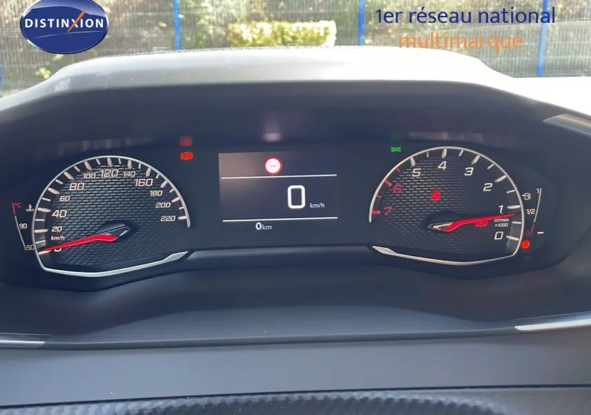Tableau de bord du Peugeot 2008 2025 montrant compteur vitesse, compte-tours et écran digital à l'arrêt.