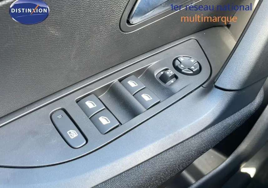 Commande des vitres électriques et réglage des rétroviseurs côté conducteur dans une Peugeot 2008 rouge Elixir Metal 2025.