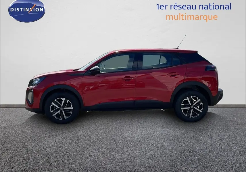 Profil côté gauche du Peugeot 2008 rouge Elixir Metal 2025 avec jantes alliage et lignes modernes.