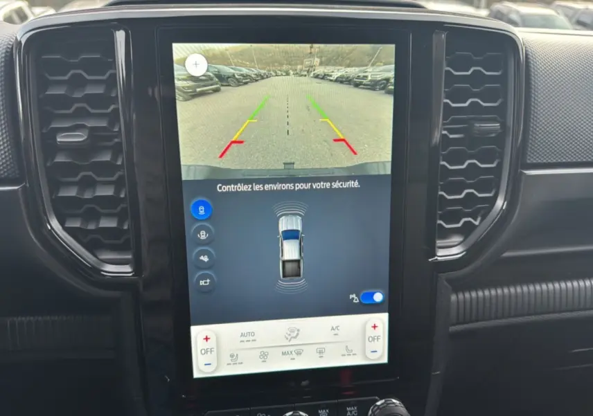 Écran central tactile du Ford Ranger blanc glacier 2025 montrant la caméra de recul et les capteurs de stationnement.