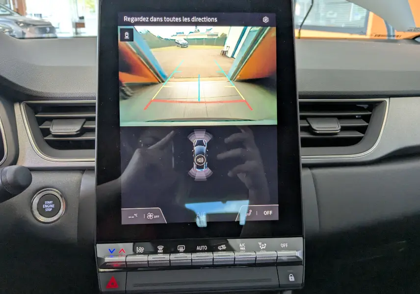 Écran tactile central affichant la caméra de recul dans l'habitacle du Renault Captur gris zinc 2025.