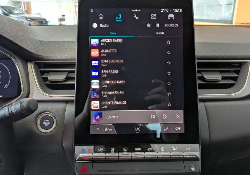 Écran tactile central affichant la radio dans l'habitacle du Renault Captur gris zinc 2025, finition TECHNO.