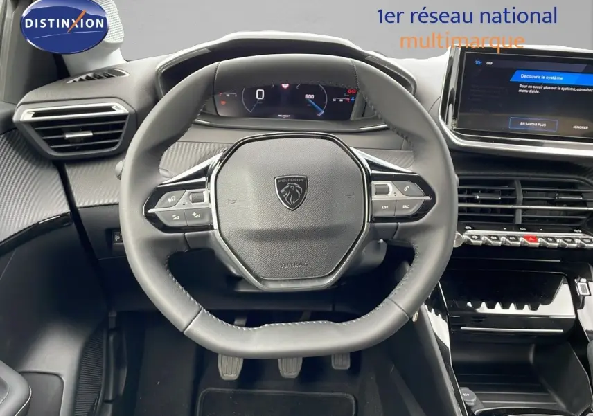 Vue rapprochée du volant compact et du tableau de bord numérique de la Peugeot 208 noire, version 2024 essence.