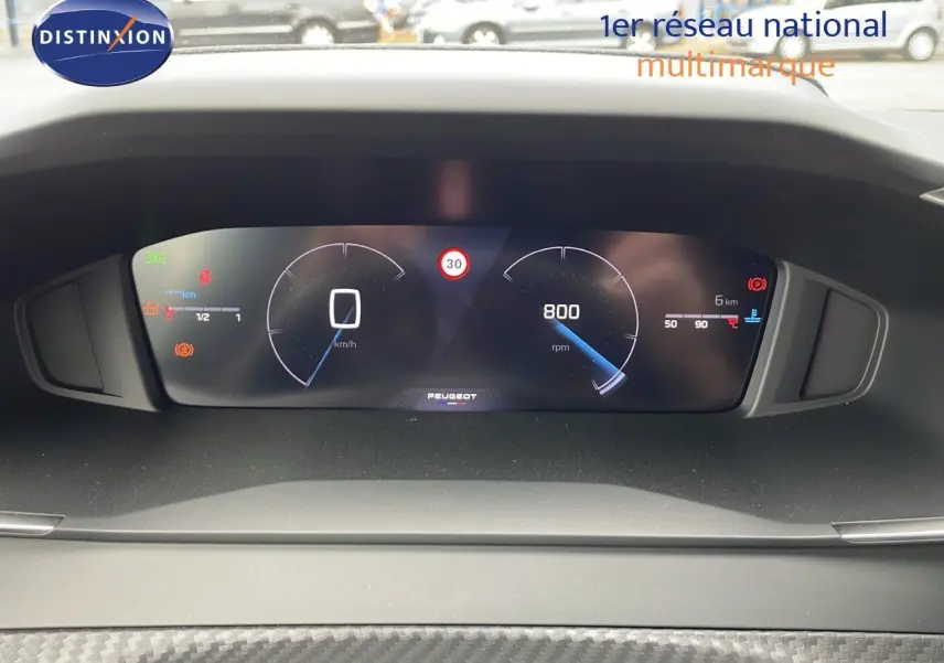 Vue rapprochée du tableau de bord numérique de la Peugeot 208 2024 noir perla metal avec affichage digital moderne.